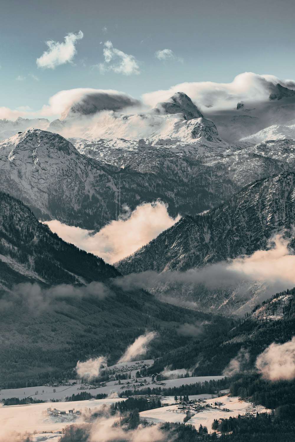 Schneebedeckter Berg unter weißem Himmel tagsüber