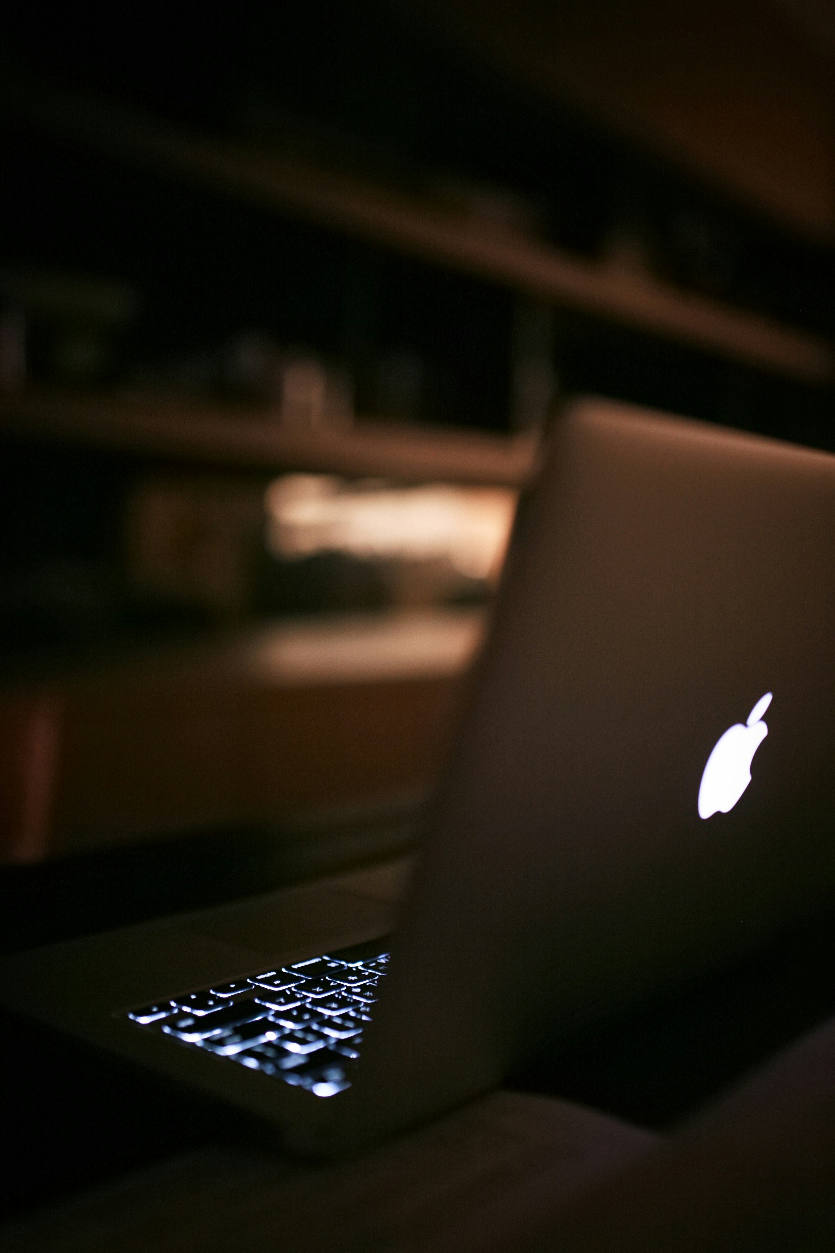 黒と白のテーブルに銀の Macbookの写真 Unsplashで見つけるエレクトロニクスの無料写真