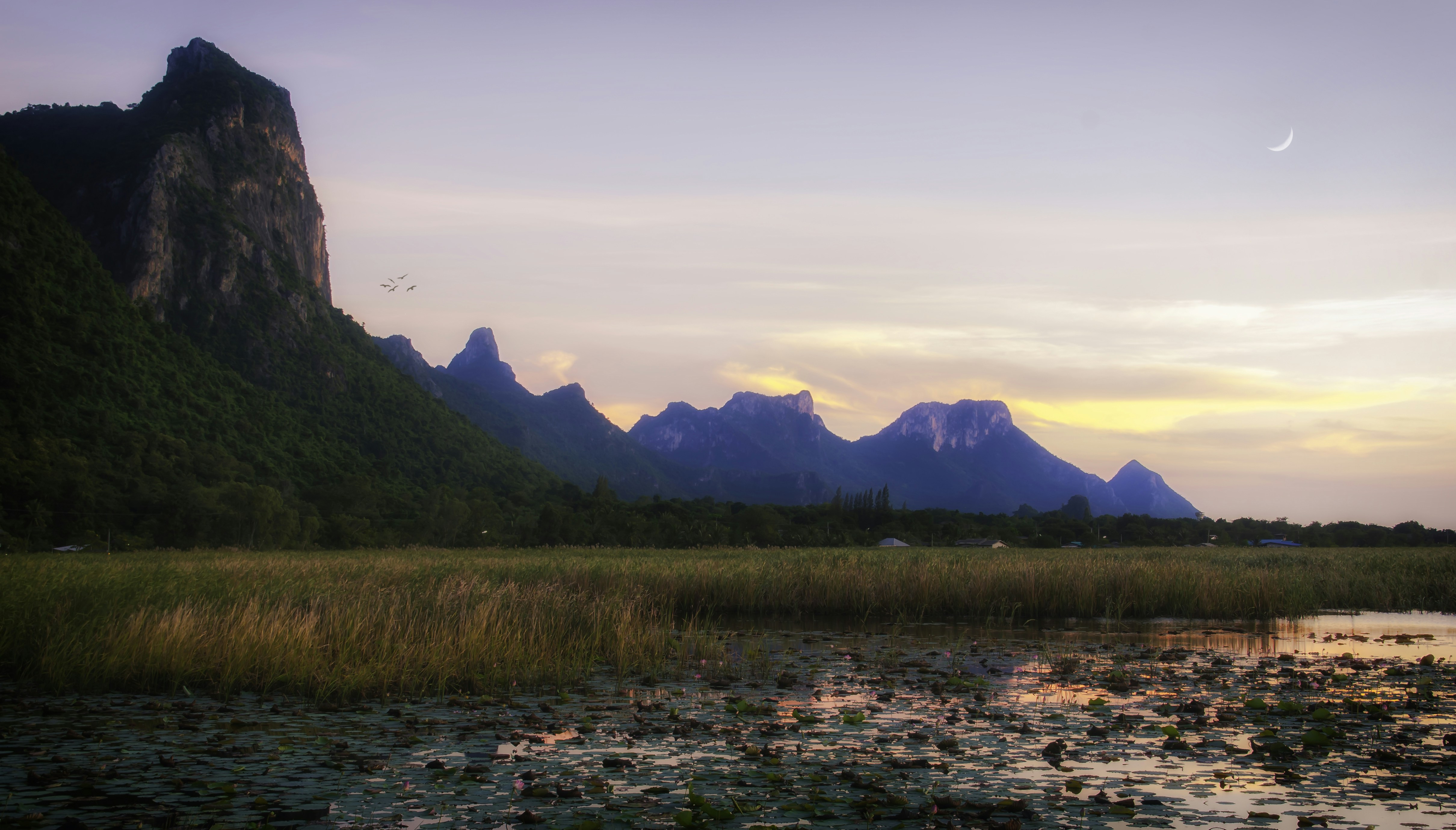 Vista panorámica de montañas y lago durante el atardecer