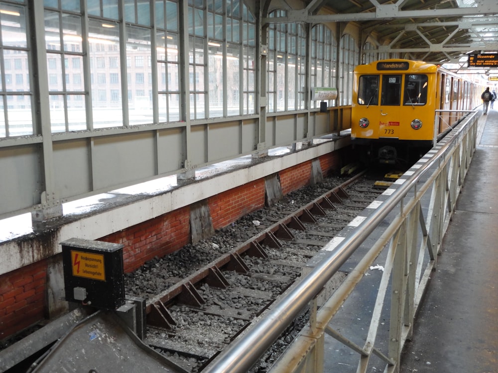 Tren amarillo y negro en las vías férreas