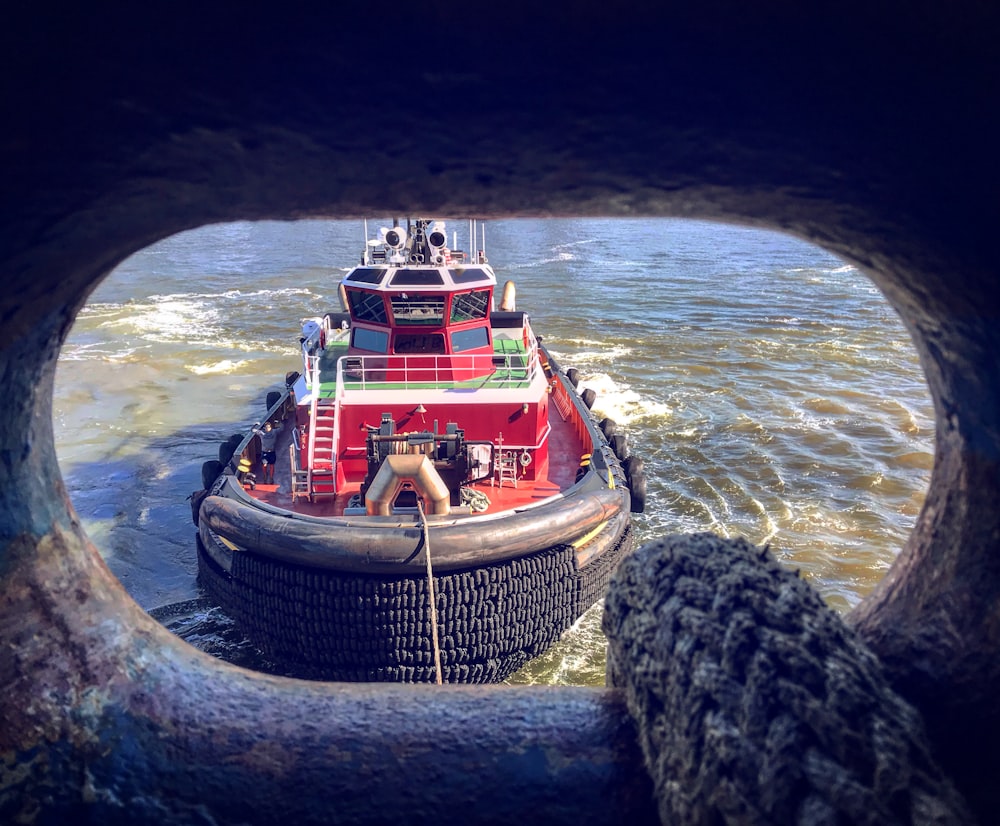 Barco rojo y blanco en el agua durante el día