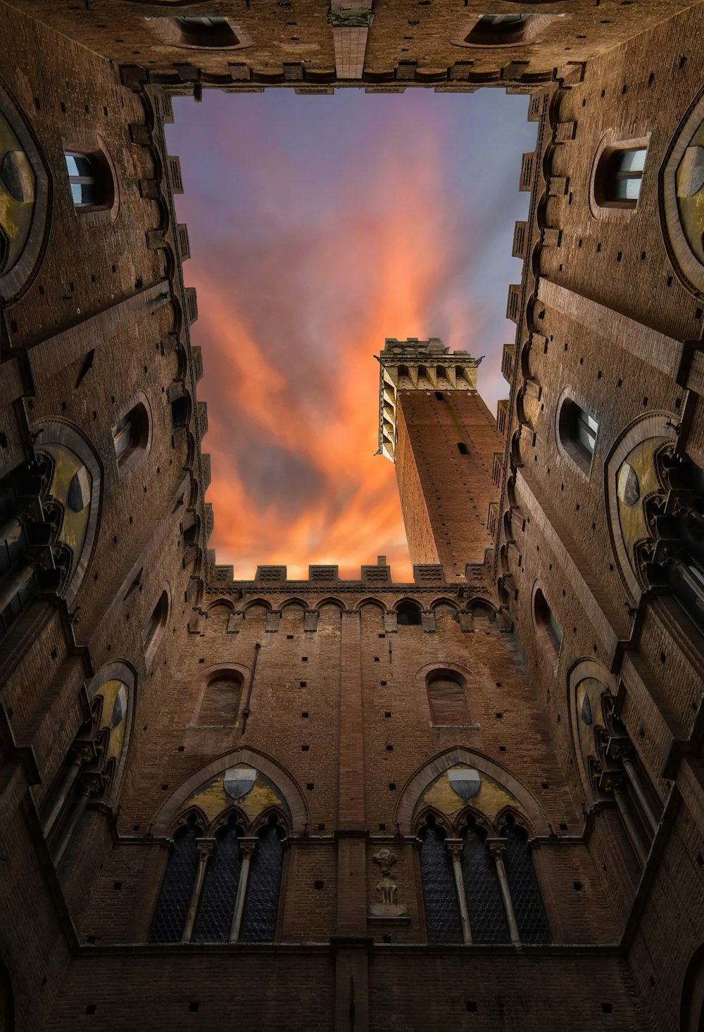 castello di cemento marrone sotto il cielo nuvoloso