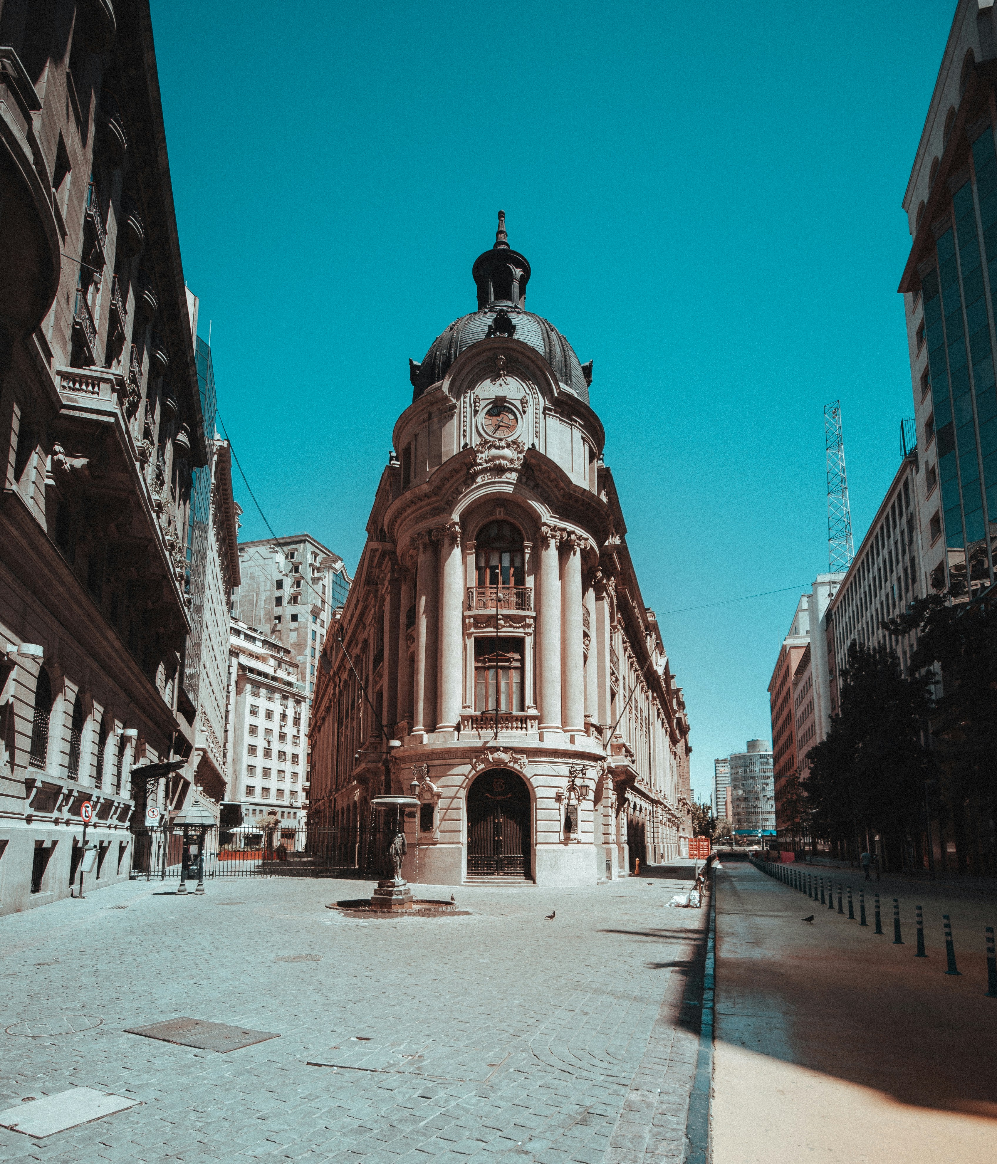 Edificio de hormigón marrón durante el día