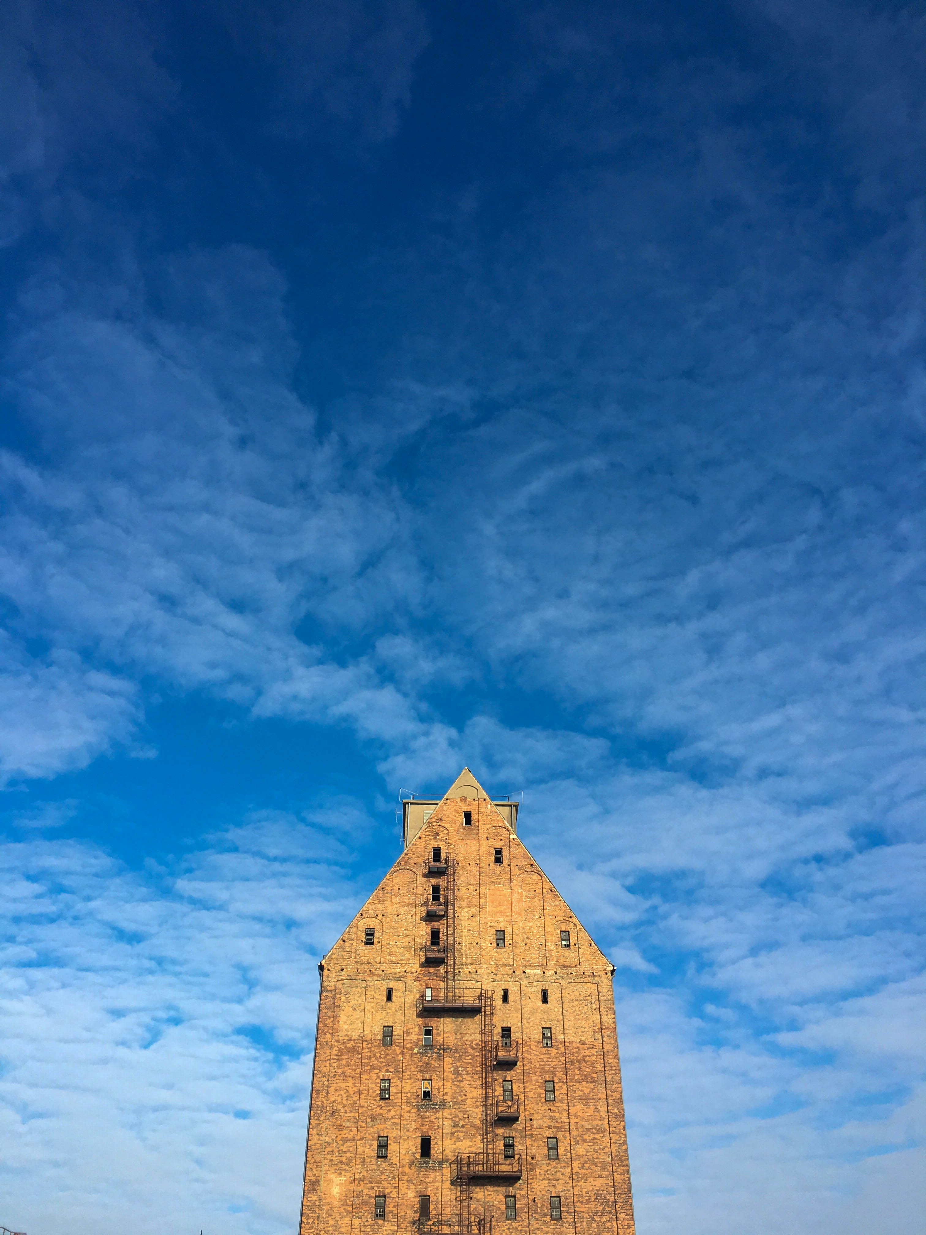 Edificio de hormigón marrón bajo el cielo azul