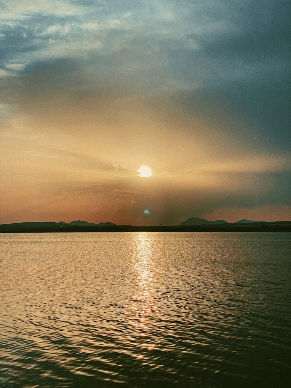 Cuerpo de agua durante la puesta del sol