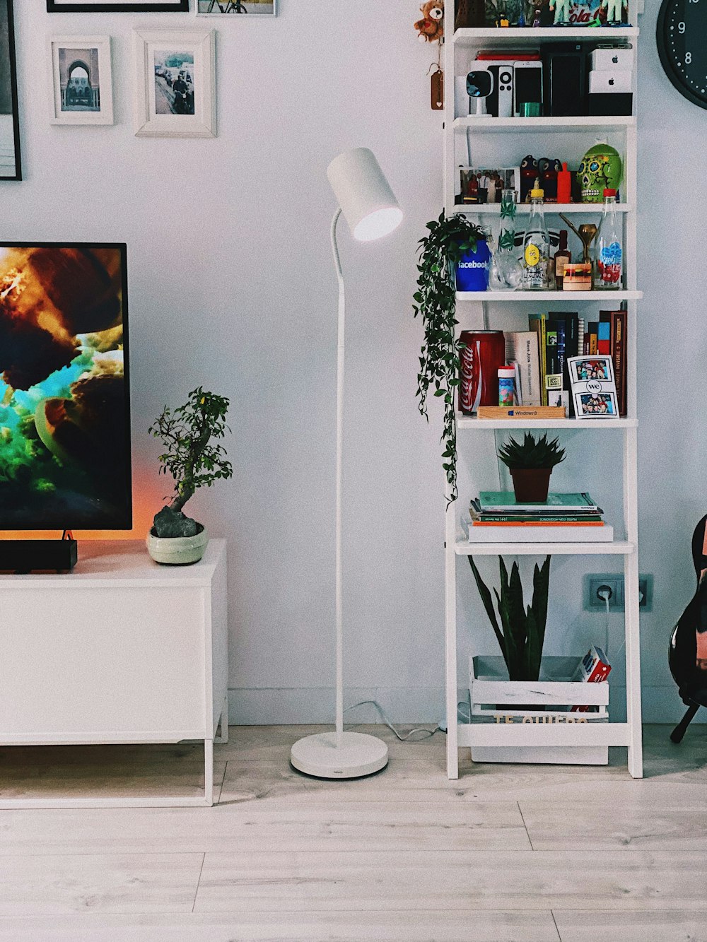 Schwarzer Flachbildfernseher auf weißem Holz-TV-Rack