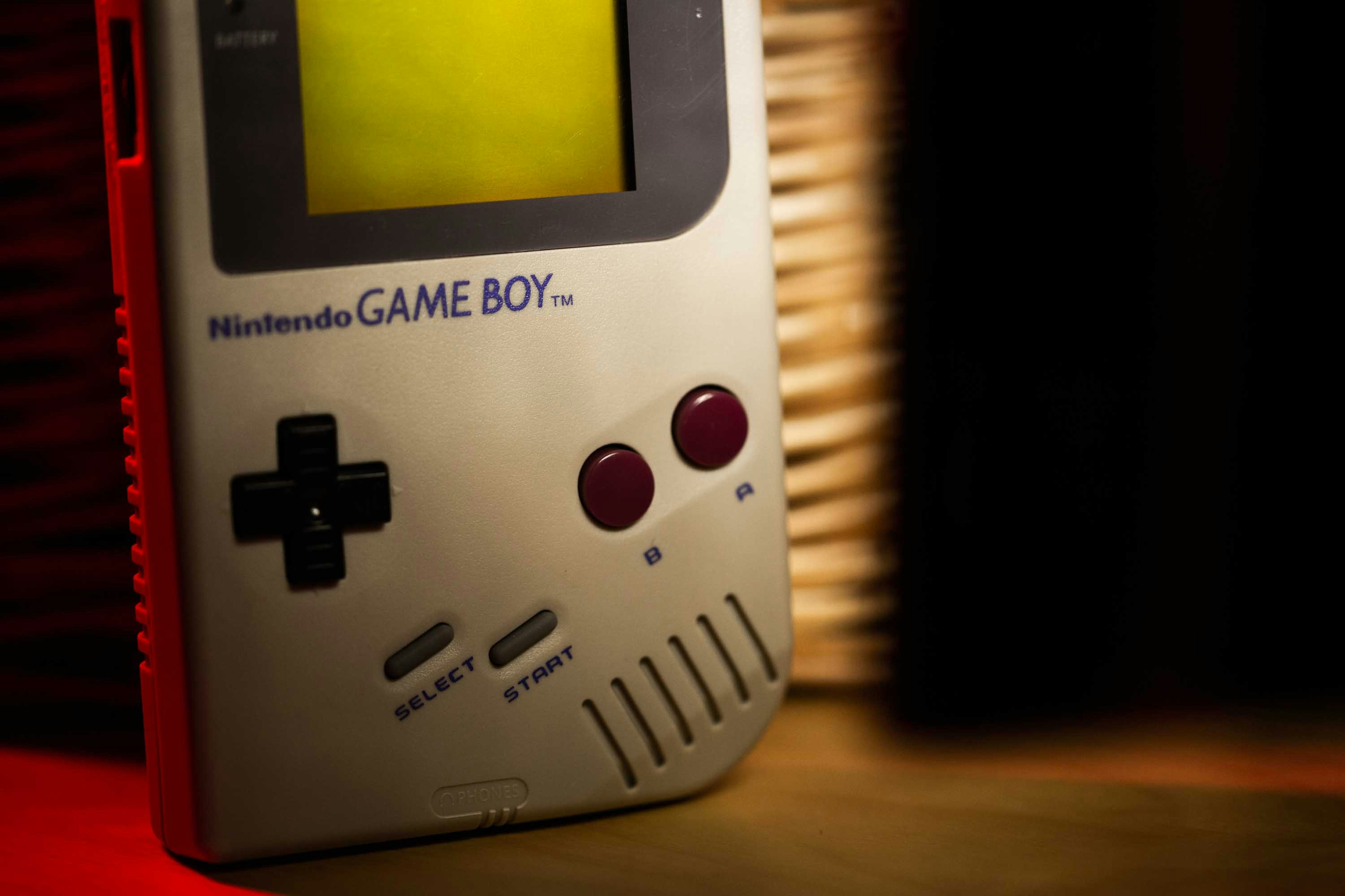 흰색과 노란색 디지털 장치