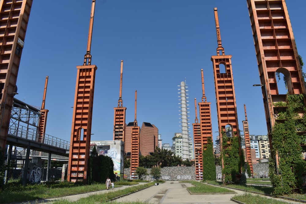 Torre marrón cerca de árboles verdes durante el día