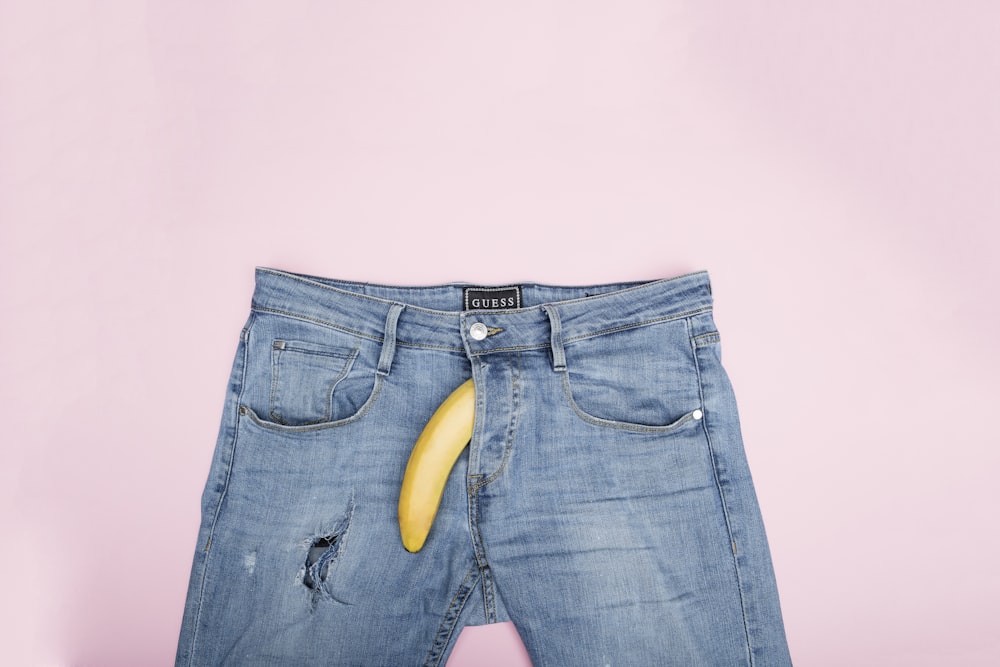 jeans azul com banana amarela por cima