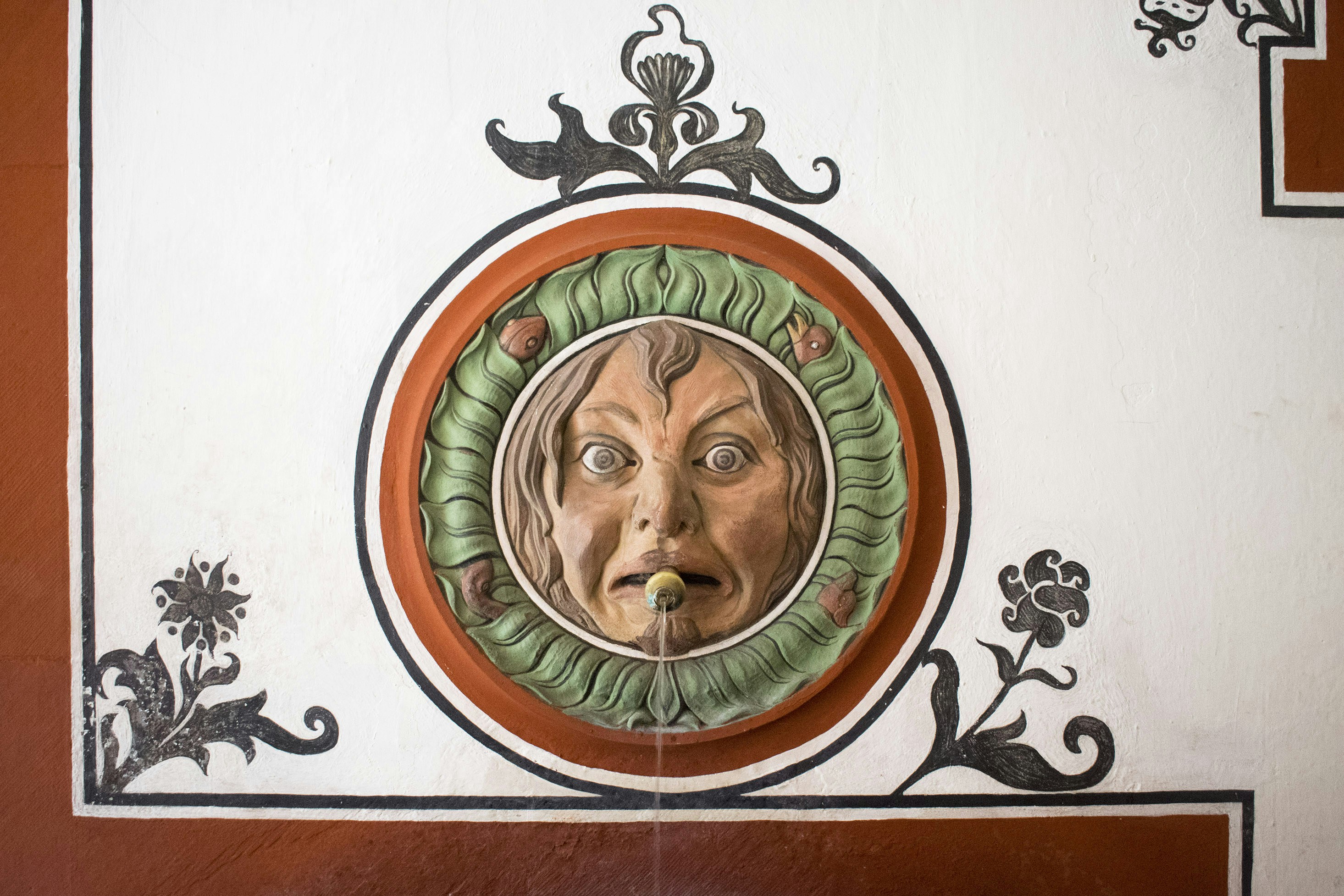 Decoración de pared redonda dorada y blanca