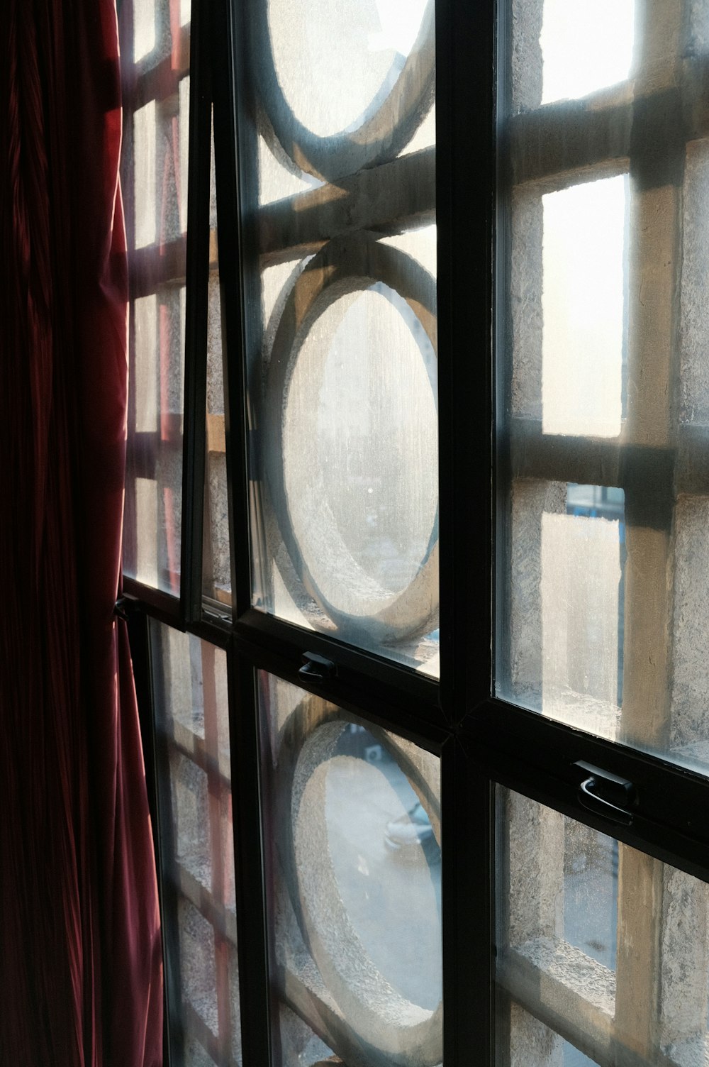 finestra in vetro incorniciato in legno nero