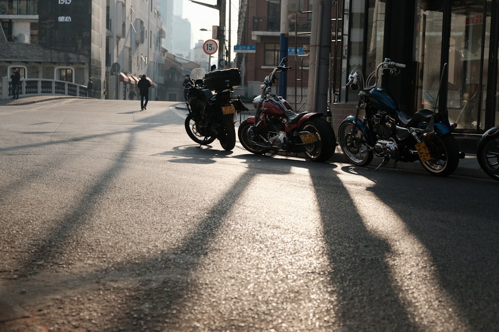 personas que andan en motocicleta en la calle durante el día