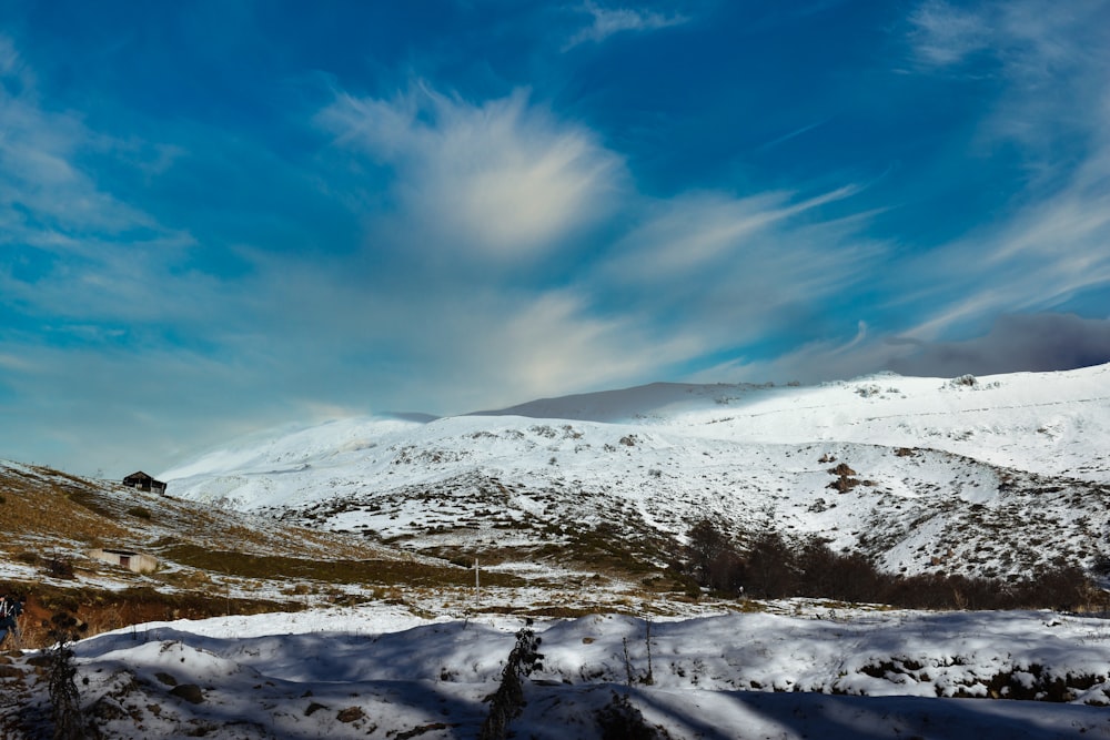 Montaña cubierta de nieve bajo el cielo azul durante el día