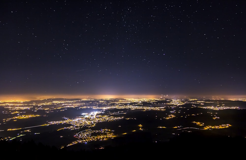 Vista aérea de las luces de la ciudad durante la noche