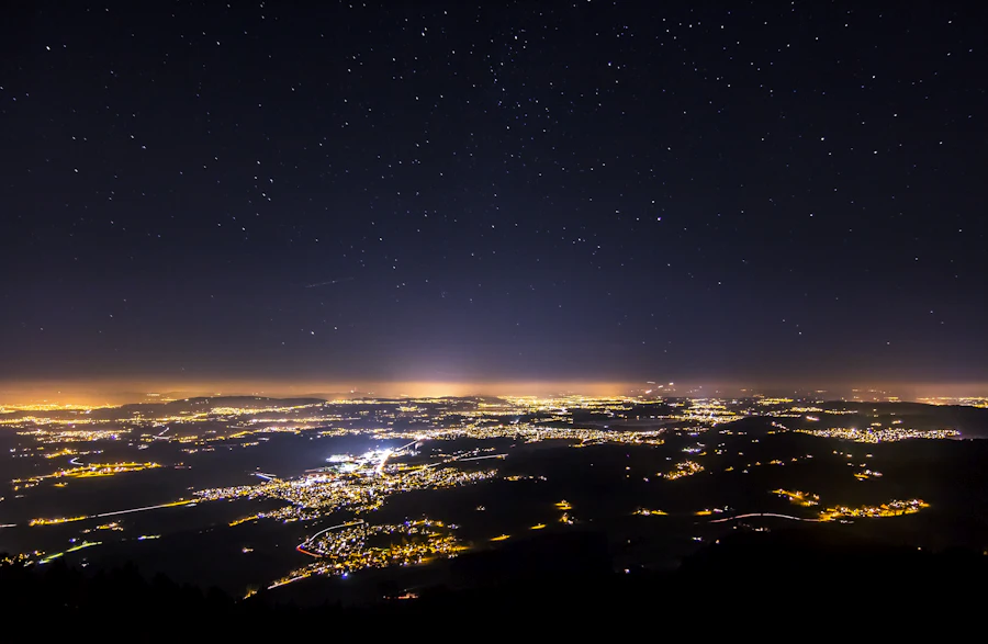 Pueblo de noche con luces