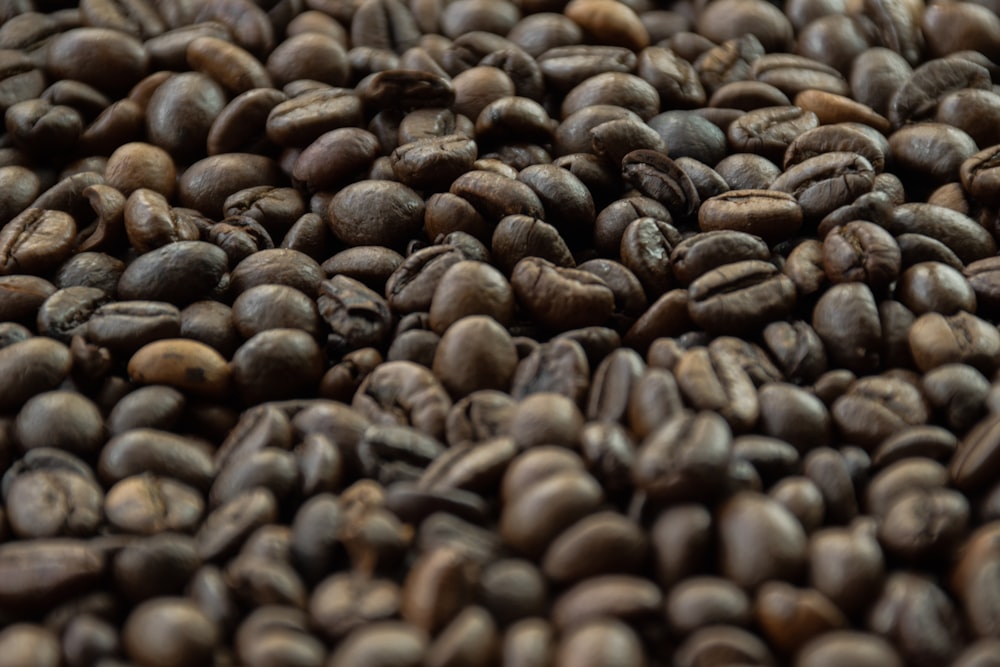 茶色の木の表面に茶色のコーヒー豆