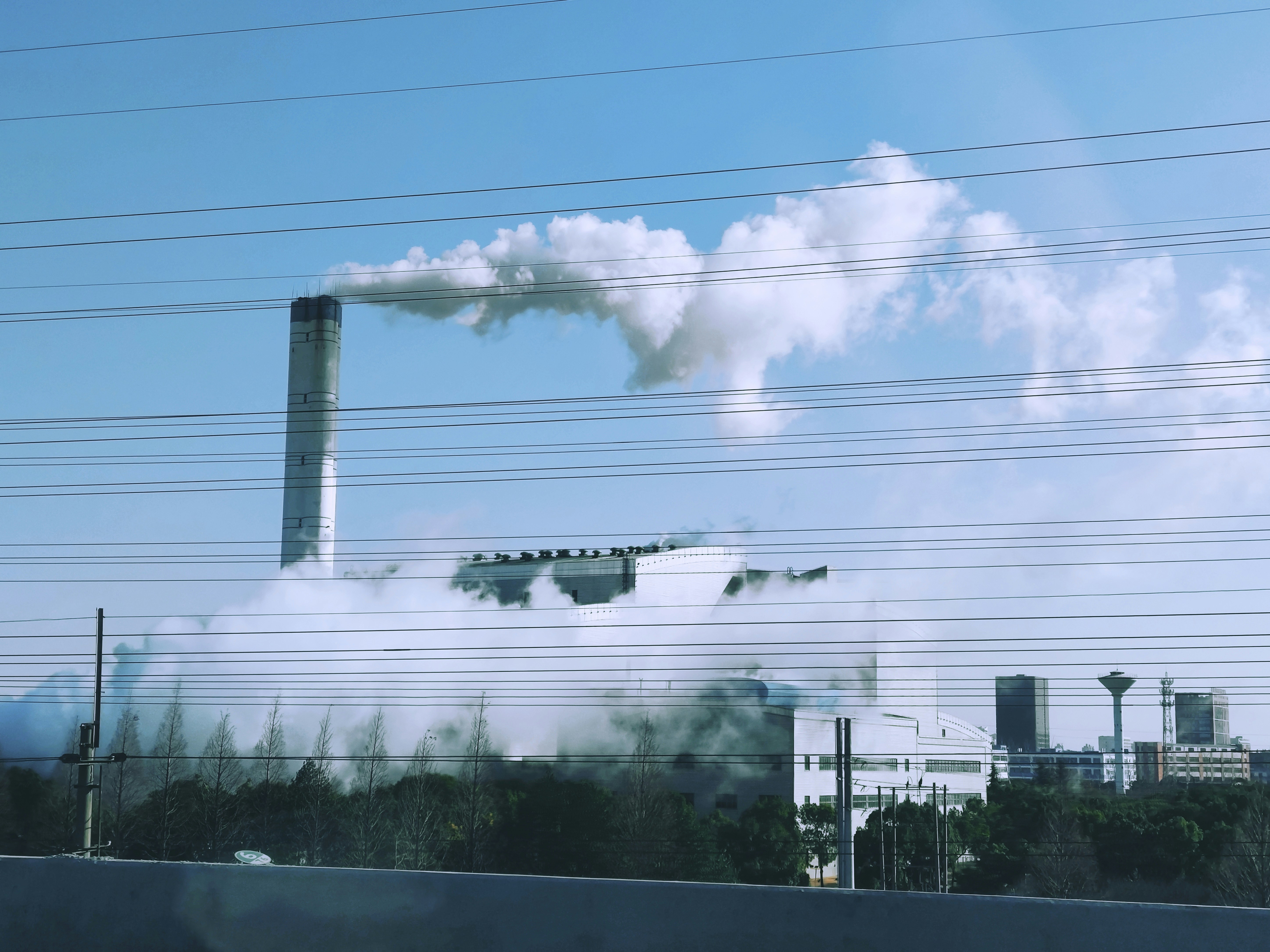 Čína sa stala vo veľmi krátkom čase svetovým lídrom v elektromobilite – vďaka masívnym dotáciám a strategickému smerovaniu, no má to však niekoľko “ale”. Za lesklou fasádou čínskeho elektromobilového priemyslu sa skrývajú totižto vážne problémy: podvody, bezpečnostné riziká, environmentálne paradoxy a otázky udržateľnosti.