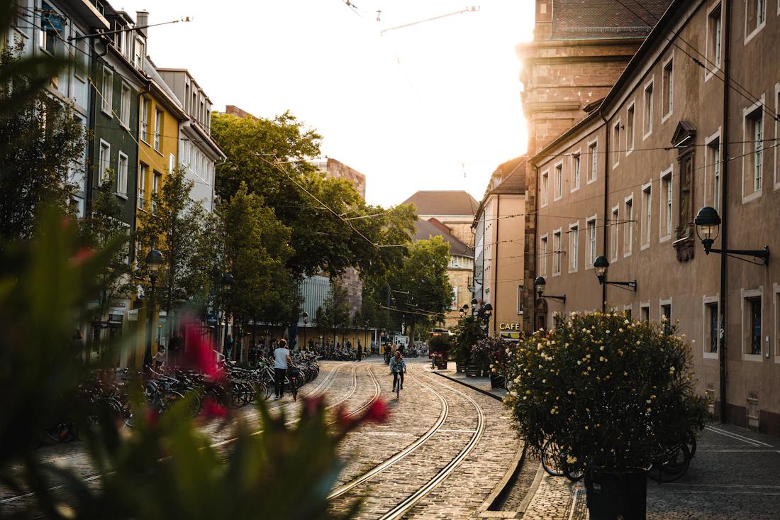 Straße in Freiburg im Breisgau mit Straßenbahngleisen nahe dem Hauptbahnhof