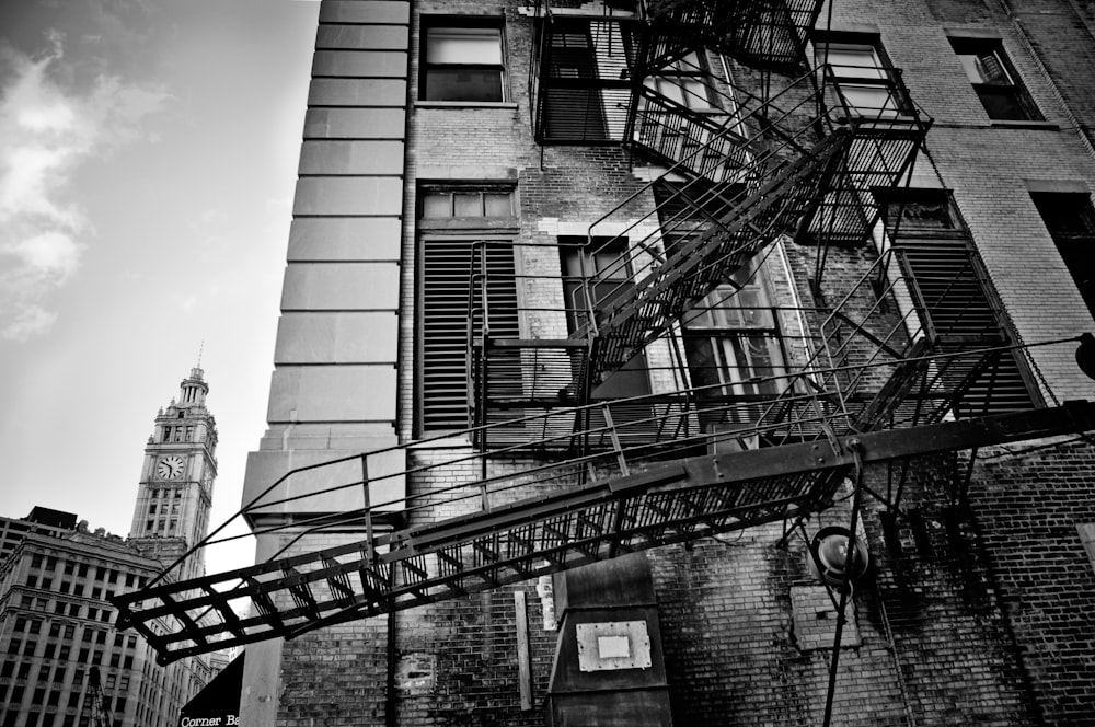 foto em tons de cinza do edifício com janelas de vidro