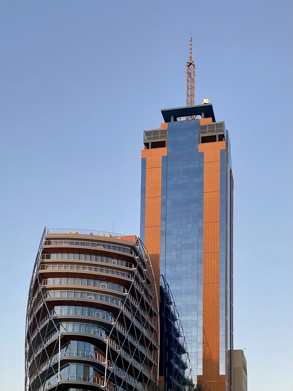 갈색과 파란색 고층 건물