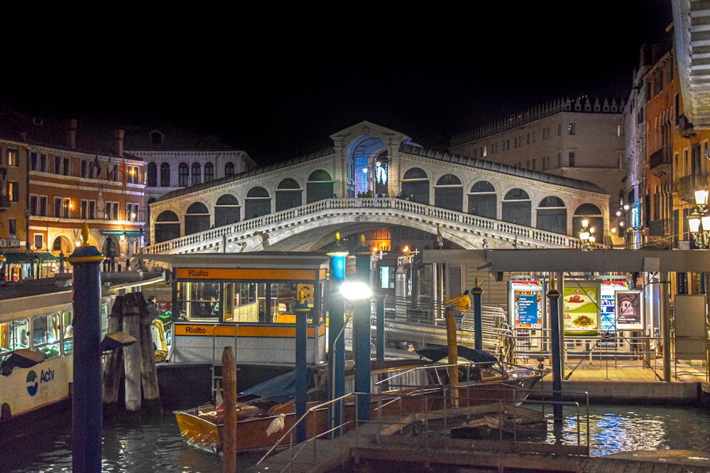 Edificio in cemento bianco e marrone durante la notte