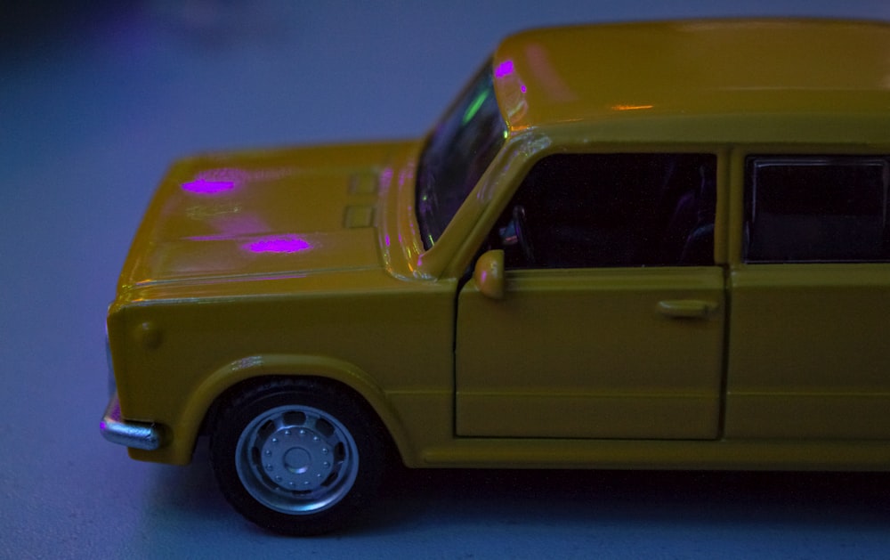 Coche amarillo con luces moradas