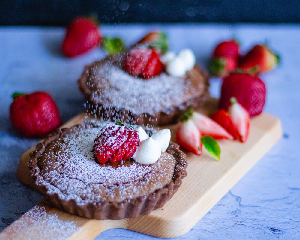 Torta marrone e bianca con fragole in cima