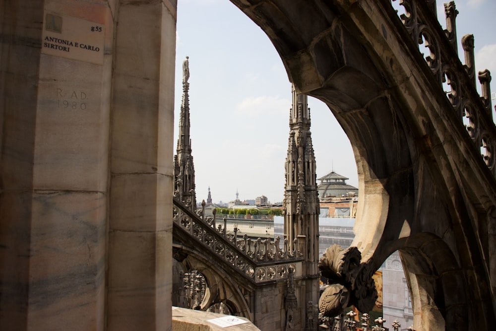 bâtiment en béton brun pendant la journée