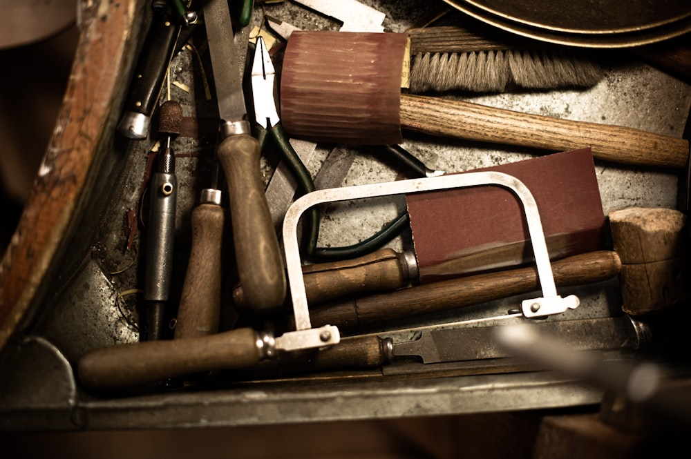 outils à main bruns et argentés