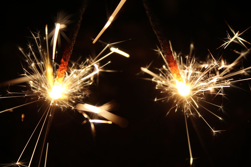 Weißes und rotes Feuerwerk während der Nacht