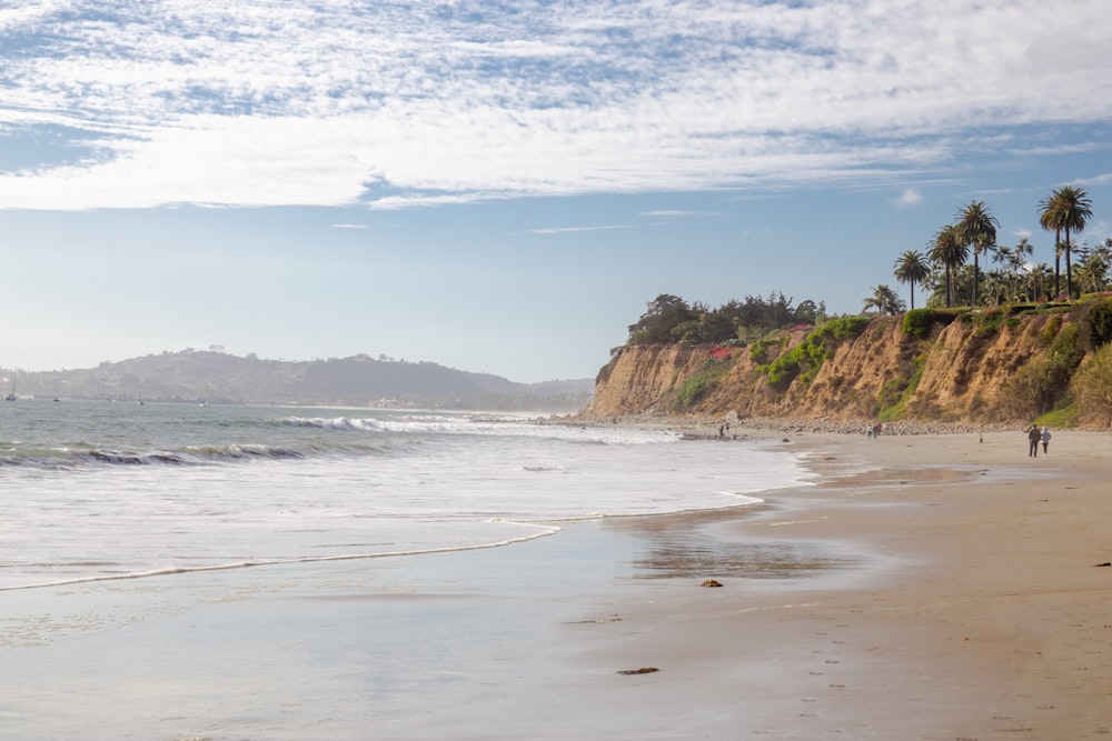 sea waves crashing on shore during daytime