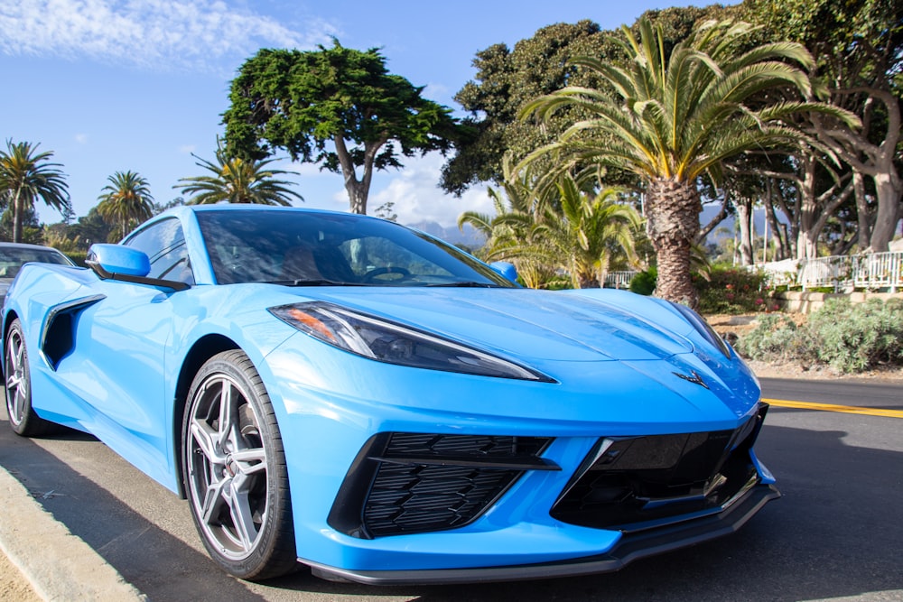 Ferrari 458 Italia azul aparcado cerca de las palmeras durante el día