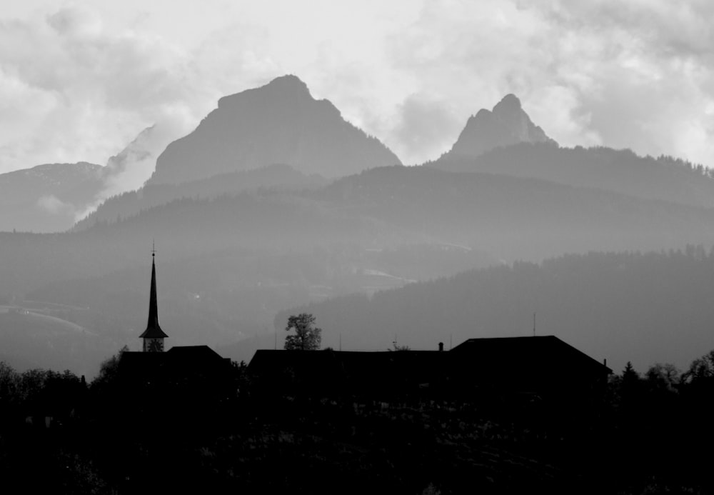 silhouette de montagne pendant la journée