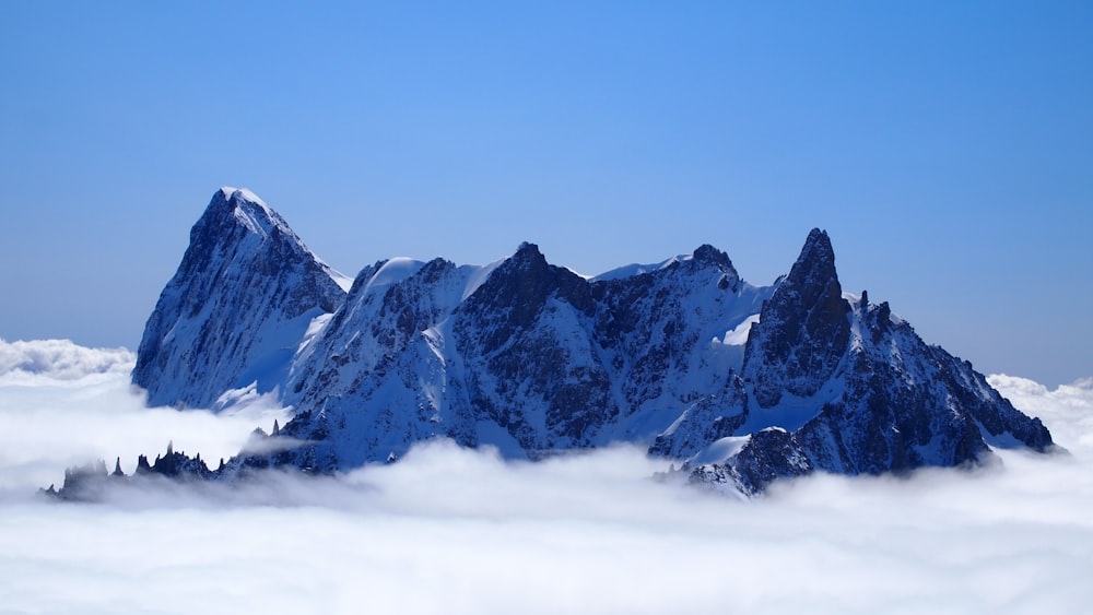 Montaña cubierta de nieve bajo el cielo azul durante el día