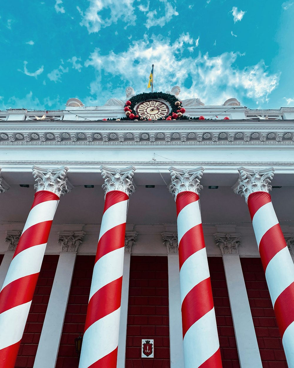 edificio in cemento a strisce bianche, rosse e blu