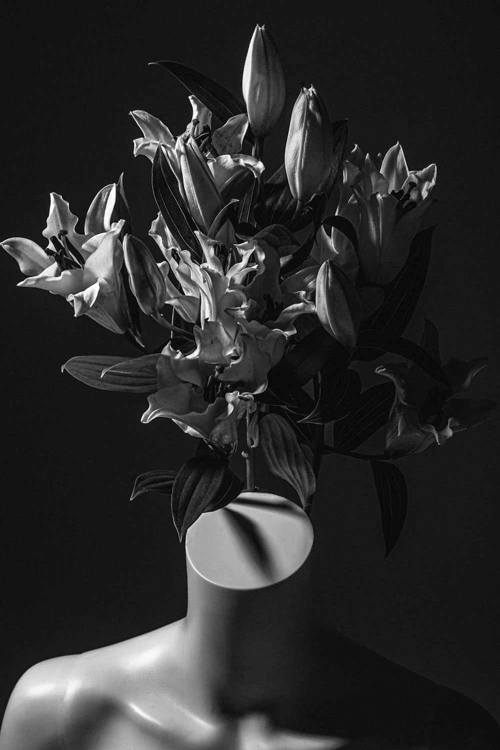 fleur blanche et noire dans un vase en céramique blanche