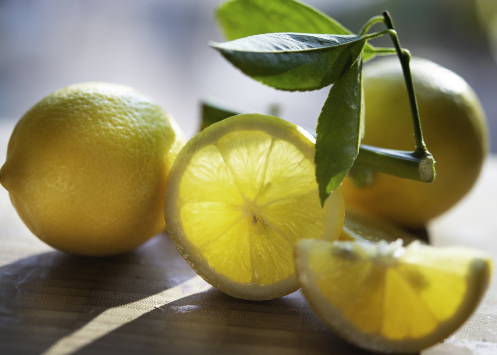 Fruta de limón amarillo sobre mesa de madera marrón