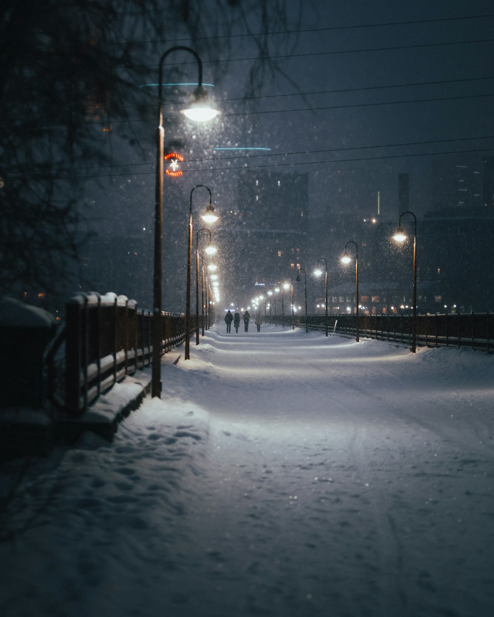 estrada coberta de neve durante a noite