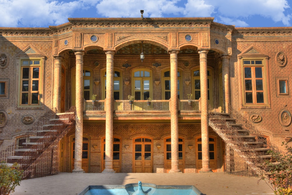 edificio in cemento marrone durante il giorno