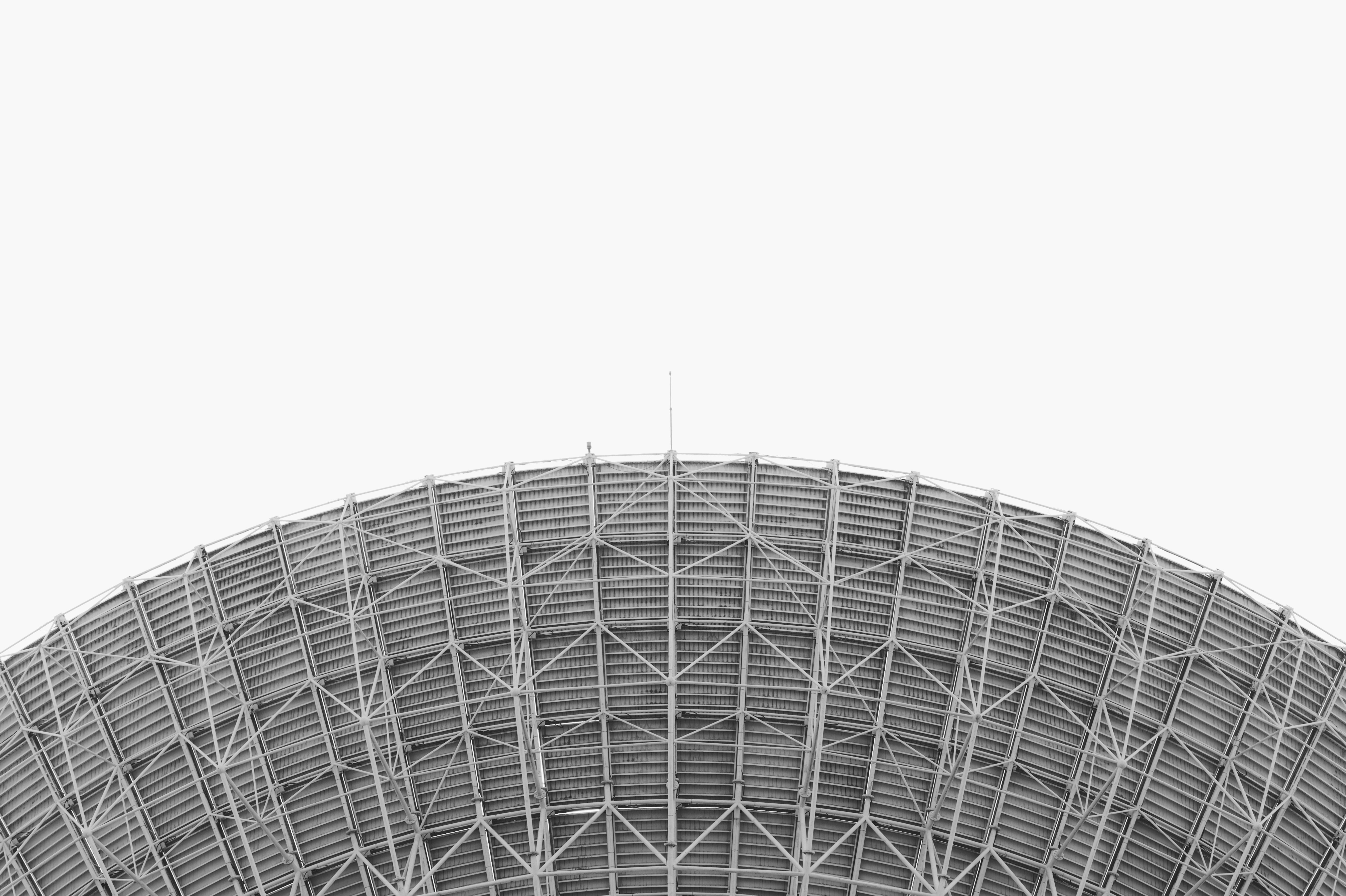 Weißes Rundgebäude unter weißem Himmel