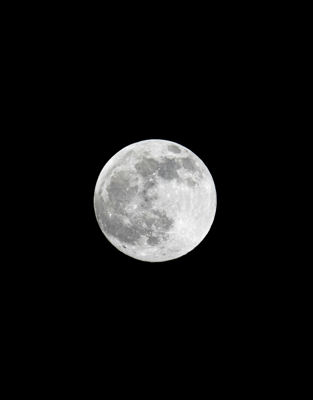 Luna llena en cielo nocturno oscuro