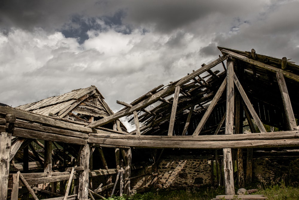 Graustufenfoto der Holzbrücke