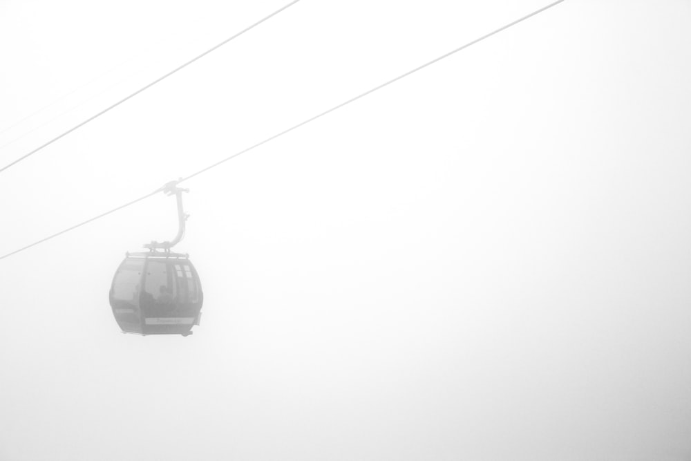 um teleférico no meio de um dia de nevoeiro