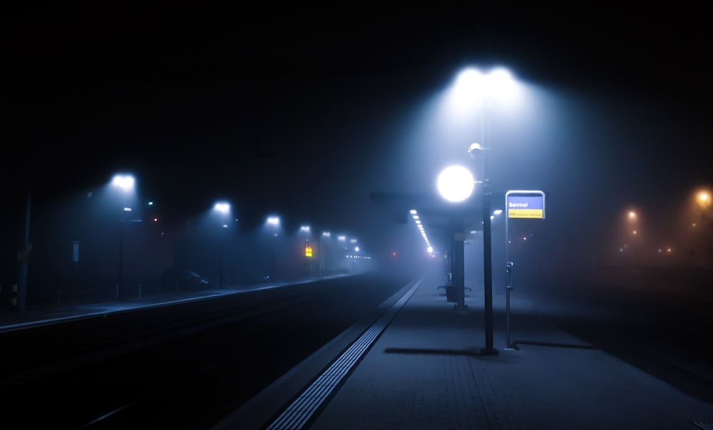 schwarz-gelbes Verkehrsschild