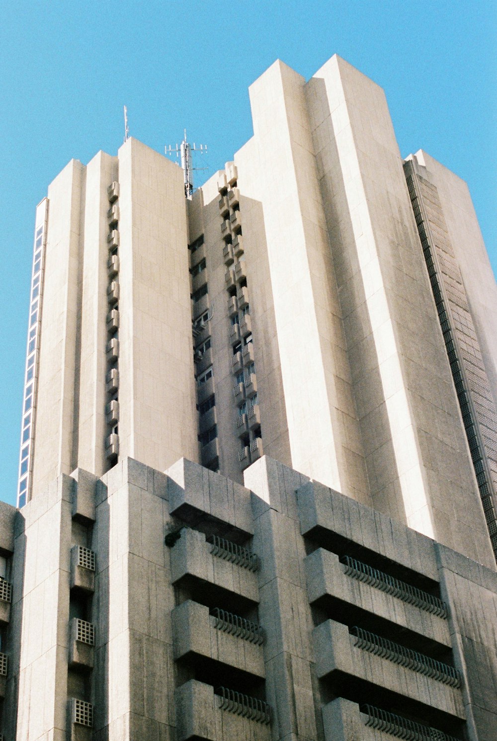 Edificio de hormigón beige durante el día