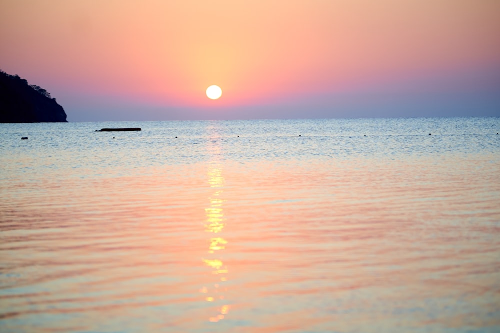 Gewässer bei Sonnenuntergang