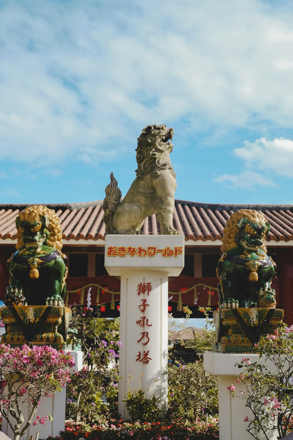 Estatua de león marrón bajo el cielo azul durante el día