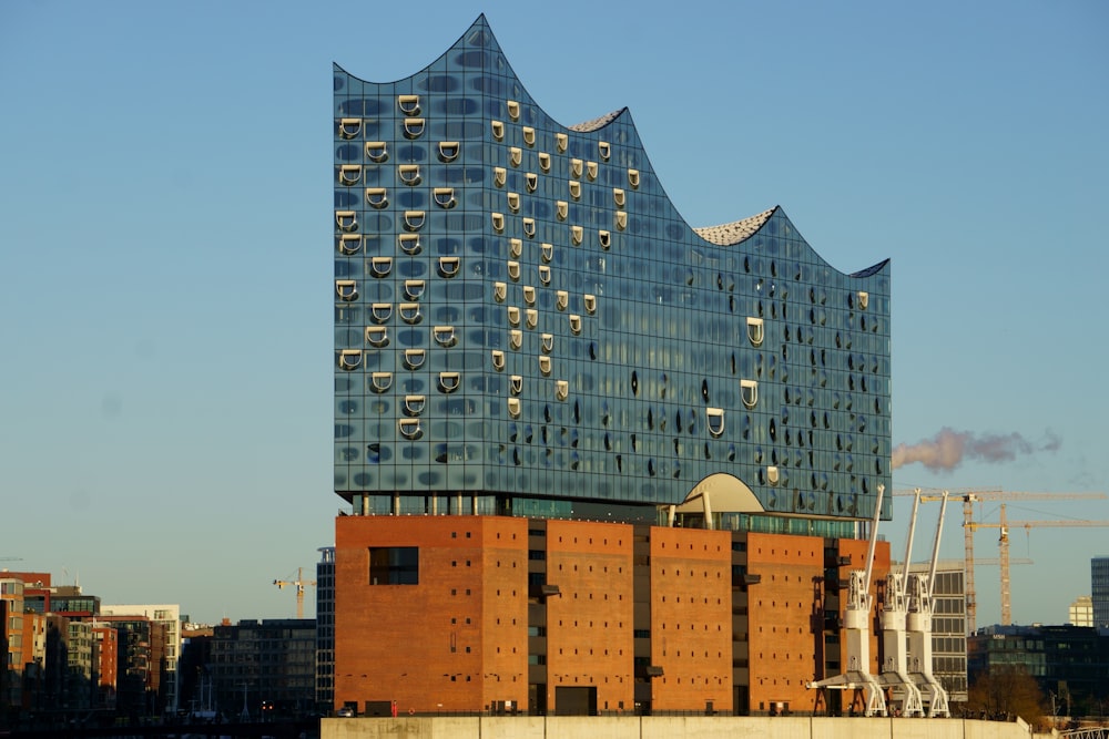 edificio in cemento marrone e grigio