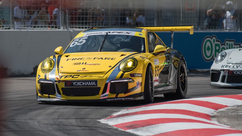 Porsche 911 jaune et noire sur circuit
