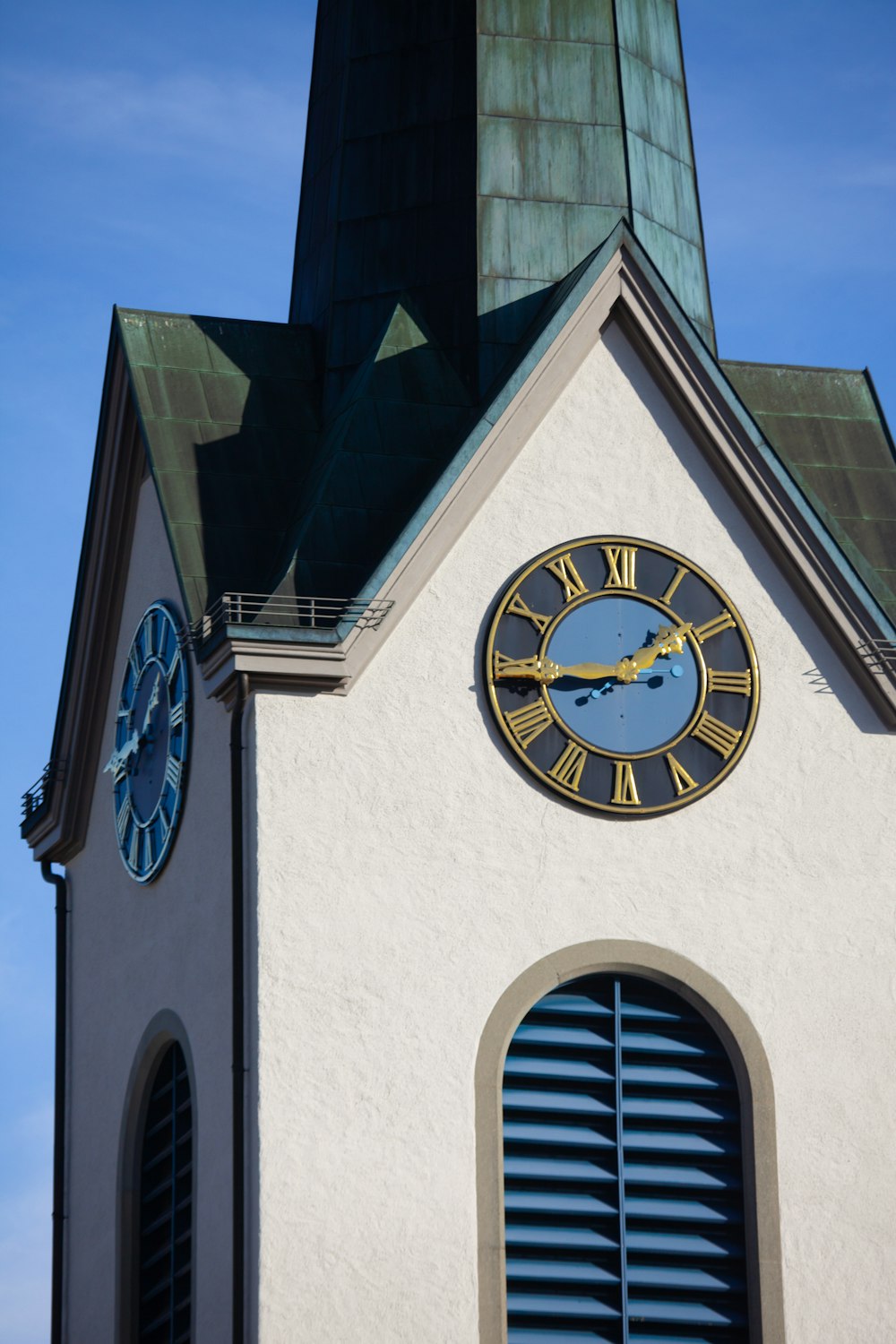 black and white round analog clock at 11 00